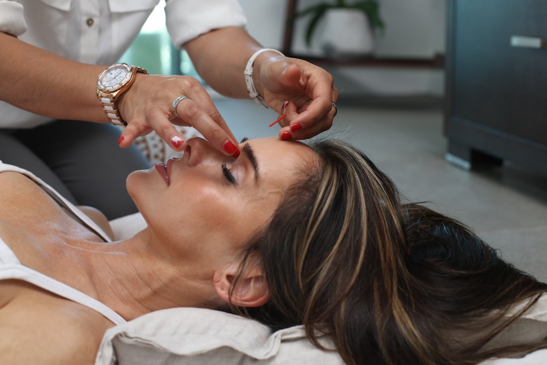 Profissional realizando procedimento estético facial em paciente